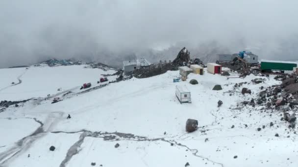 Elbrus Garabashi station med vindskydd fat och anfallsläger på snöig sluttning — Stockvideo