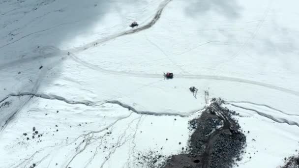 Arado de neve mecânico passeios de snowcat ao longo da encosta branca de Elbrus — Vídeo de Stock