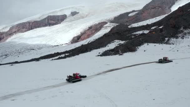 Meccanico rosso snowcat bus guida lungo la pista sul pendio bianco della montagna — Video Stock