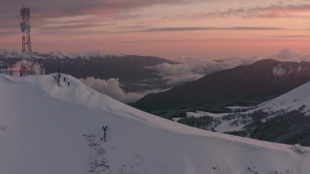 Sportsman skitour längs gamla Aibga ås med höga toppar — Stockvideo