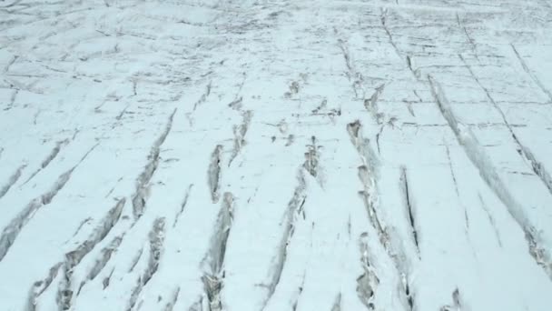 Ледниковые трещины старой Эльбрусской горы, покрытые льдом и снегом — стоковое видео