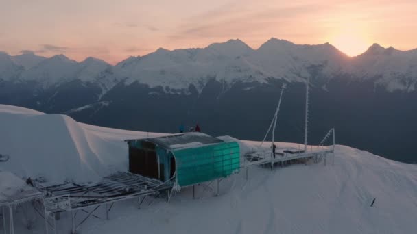 Meteostation och turister laget på snöig sluttning Aibga ås — Stockvideo