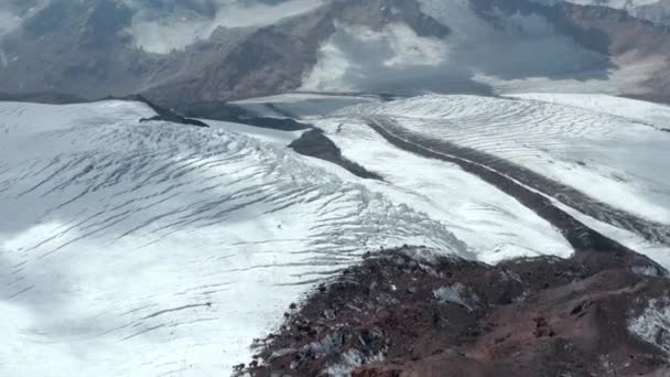 Pistas de hielo de la vieja montaña de Elbrus alta con nieve y sombras — Vídeo de stock