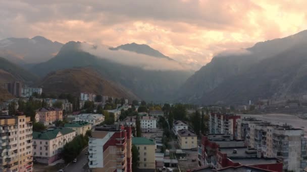 Stadtbild mit zahlreichen Gebäuden auf den Straßen der Stadt Tyrnyauz elbrus Sonnenuntergang — Stockvideo