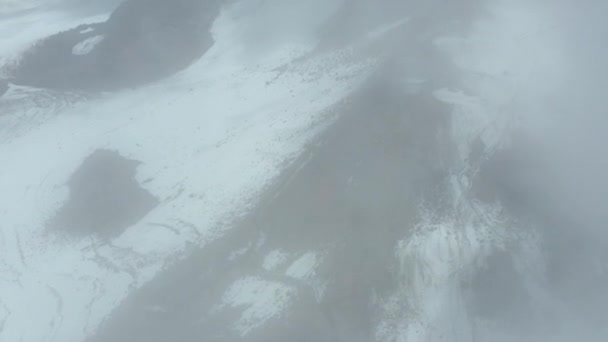 Picos nevados de la montaña Elbrus con nubes de niebla en el día soleado con nubes de niebla — Vídeos de Stock