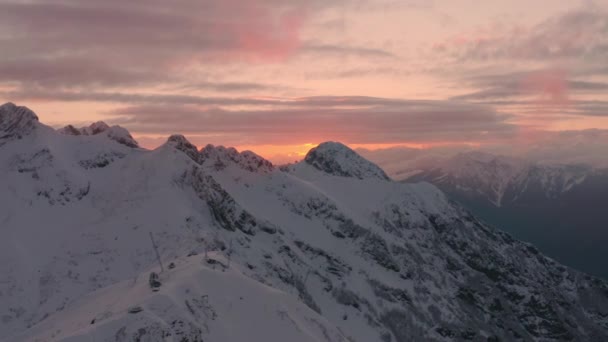 Яркий восход солнца и черная пирамида на хребте Айбга воздушный вид — стоковое видео