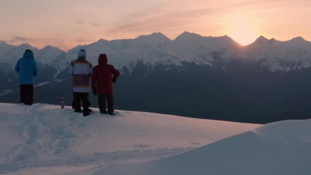 Termos ve dijital kameralı kayakçılar Aibga sırtında duruyorlar. — Stok video