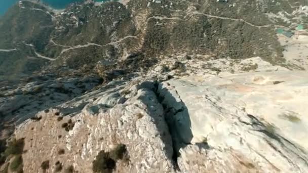 Bergerak turun sepanjang gunung Kush-Kaya ke hutan pinus dan kota — Stok Video