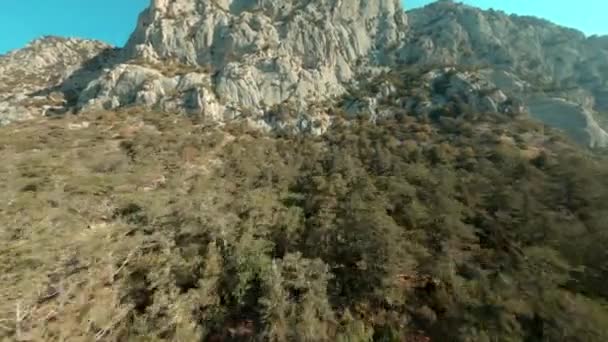 FPV sport drone szybka prędkość leci na szczyt góry skalnej — Wideo stockowe