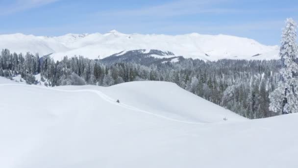 Touristen fahren mit Schneemobil und Snowboard auf schneebedecktem Hochland sonniger Wintertag — Stockvideo