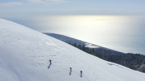 Grupa osób wędrujących pod górę skitour w śnieżnej górze na snowboardzie freeride — Wideo stockowe