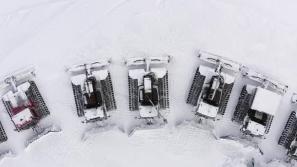 Nieve peluqueros de pie en el estacionamiento cubierto de nieve en la estación de esquí de invierno en la montaña — Vídeos de Stock