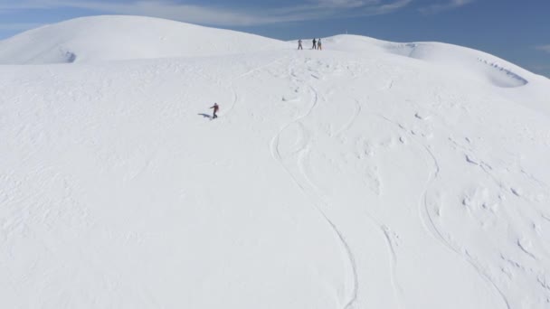 Bovenaanzicht snowboarder meisje rijden freeride besneeuwde helling in de winter berg — Stockvideo