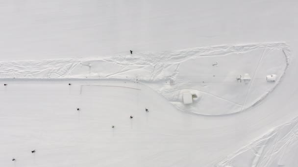 Ascenseur avec vue sur le dessus pour les skieurs et snowboarders — Video
