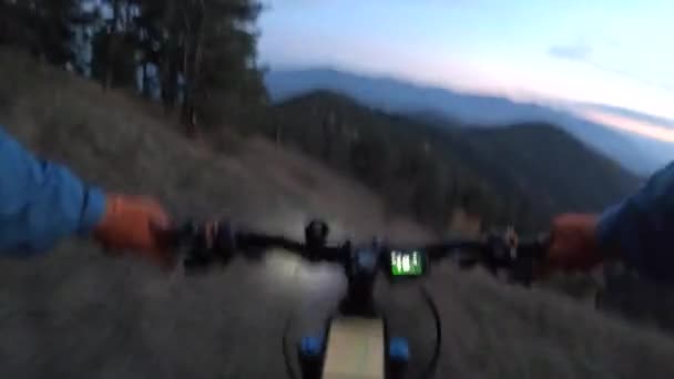 Blickwinkel Brust von Action-Kamera Fahrradlenker Reiten dunklen Abend Wald — Stockvideo