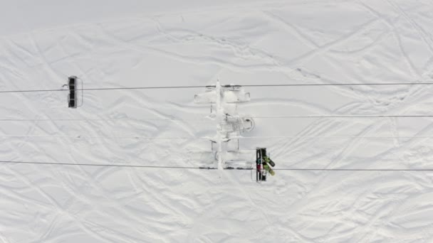 Telesilla montada en teleférico en invierno vista de la cima del resort de montaña. Teleférico de drones — Vídeos de Stock