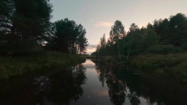 Спортивний дрон Fpv літає над спокійною поверхнею річки і чисте небо відображає у воді, як дзеркало. Літній потік тече на зеленому лісовому ландшафті. Вечірня природа в літньому селі кінематографічний безпілотник вище — стокове відео