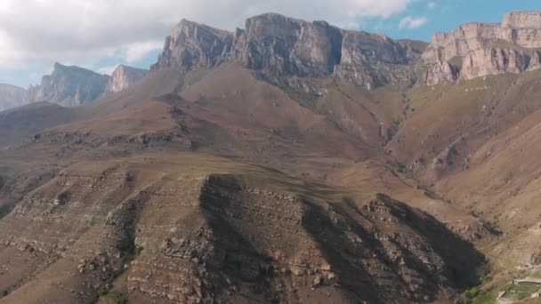 Bergplateau op top landschap van drone boven. Heuvels en bergen in het park van Kabardino Balkaria. Luchtfoto opstijgen uitzicht berg panoramisch landschap. — Stockvideo