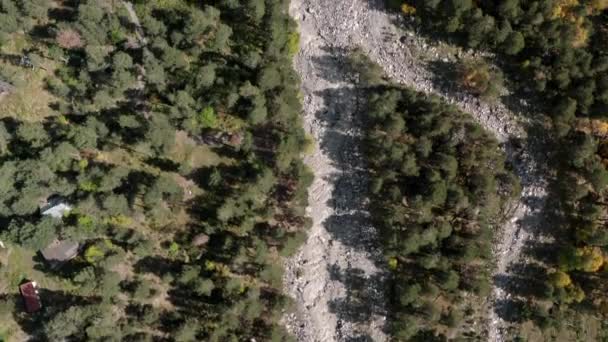 Rocky ποταμού ροή κορυφαία θέα από drone πάνω. Ταχεία ροή του ποταμού Baksan στο Glade Azau στο φυσικό καταφύγιο Kabardino Balkaria. Άγρια ορεινή φύση εναέρια άποψη drone — Αρχείο Βίντεο