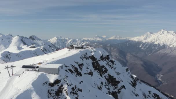 Disparos desde helicóptero montaña pico 2320 de Rosa Khutor con personas disfrutando de deporte extremo — Vídeo de stock