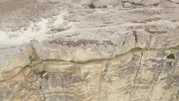 Vue aérienne slider dolly shot incroyable formation géologique naturelle White Rock abîme. Tir de l'hélicoptère rocheux désert falaise paysage pittoresque près de montagne précipice vallée environnement — Video