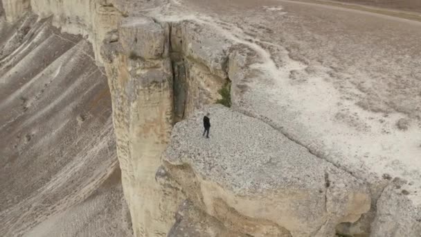 Toeristisch mannelijk fotograferen selfie natuur landschap gebruik smartphone staan op de top van White Rock luchtfoto van boven. Wandelaar man het nemen van foto van de berg woestijn landschap genieten avontuur reizen 4k — Stockvideo