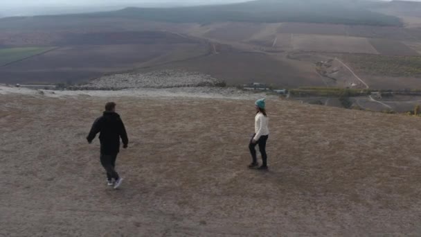 Pareja feliz pareja de turistas juntos caminando divirtiéndose en el pico de White Rock rodeado de paisaje natural. Hombre de turismo mira a la cámara en el paisaje de montaña 4k — Vídeos de Stock