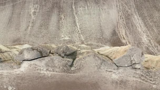 Vista superior borda rochosa do planalto da montanha em terras altas. Borda branca alta do penhasco na vista aérea 4k do vale da montanha. — Vídeo de Stock