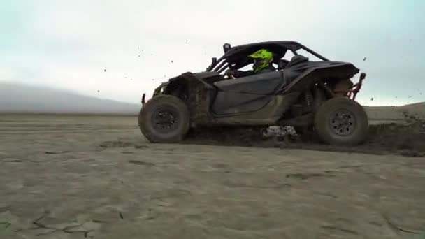 Samochód Buggy 'ego jeżdżący na torze wyścigowym. Stuntman jazdy na samochód Buggy na brudnym torze wyścigowym na wyścigach sportowych. Brud leci pod koła w slo-mo — Wideo stockowe