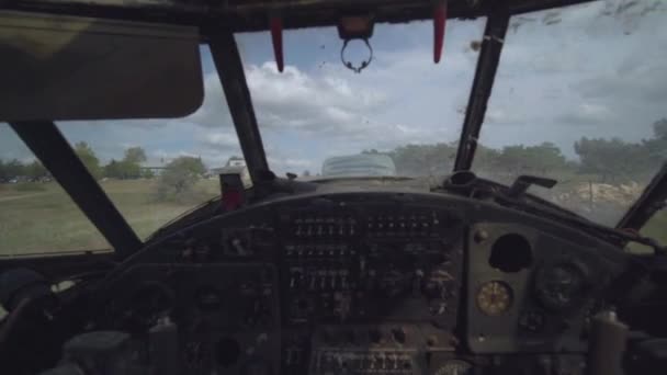 Vista interior militar abandonada cabina de avión polvorienta cabina del salpicadero interior. Helicóptero de carga del panel de control parado en pista sin piloto — Vídeos de Stock