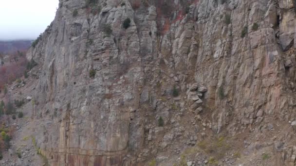 Majestuosos acantilados con pico cubierto de niebla otoñal. Inusuales montañas empinadas y árboles otoñales con vista a un dron volador. Valle aéreo de fantasmas Demerdji en 4k — Vídeo de stock