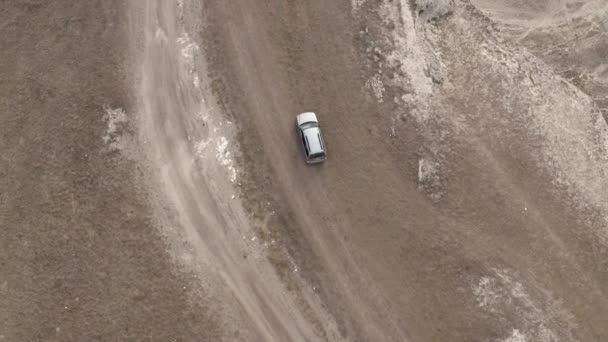 Tiro de drone velocidade movimento suv automóvel em White Cliff perto do abismo na bela paisagem da natureza. Vista aérea rápido equitação no pico de formação de montanha cercado por paisagem de vale e céu — Vídeo de Stock