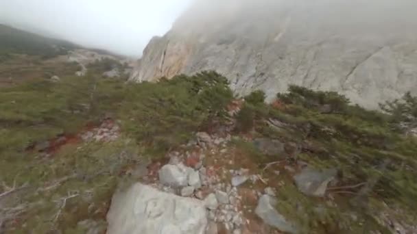 Vue aérienne vol rapide au-dessus du brouillard falaise de haute montagne au-dessus de l'autoroute avec le trafic maritime rivage — Video