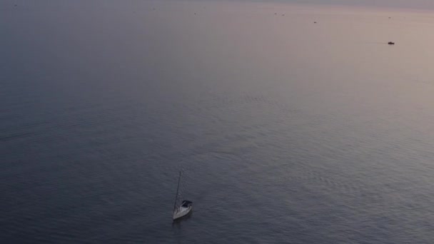 観光都市の劇的な太陽の夕日の空の地平線で美しい海の上を飛んで空中ショット — ストック動画