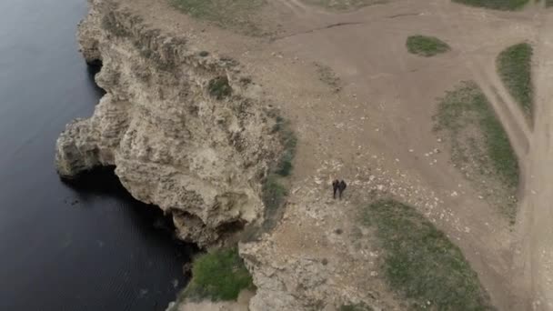 Tiro de helicóptero casal indo no topo da alta montanha sobre mar trekking explorar expedição — Vídeo de Stock