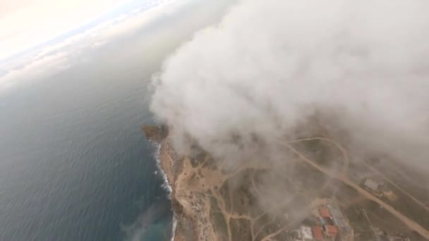 Luchtfoto vliegen over natuurlijke bergmist over natuurlijke zeegezicht landschap met platteland dorp — Stockvideo