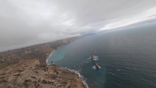 Tiro de esporte drone fpv seguindo a gaivota sobre a paisagem da natureza com montanhas mar ondulado — Vídeo de Stock