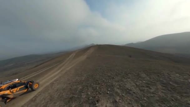 Schießen aus Sport fpv Drohne extreme orange Buggy Autorennen Geschwindigkeit Reiten auf hügeligem Gelände — Stockvideo
