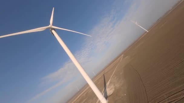 Tir à partir de sport fpv drone énorme moulin à vent sur le terrain naturel avec ciel bleu clair énergie alternative — Video