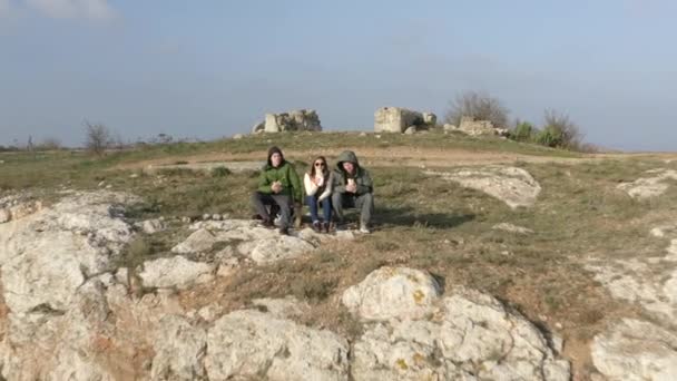 Grupo de tiro aéreo de mochileiros ativos comer shawarma relaxar no topo da paisagem alta natureza da montanha — Vídeo de Stock