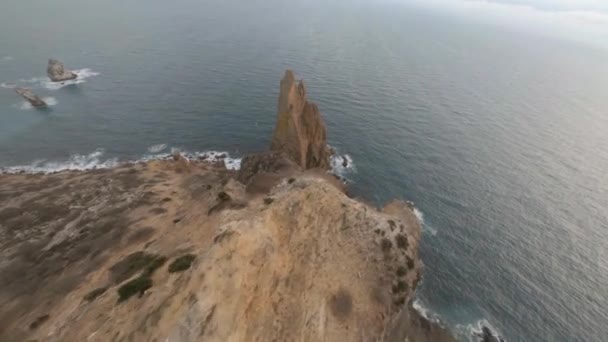 Tiroteio de fpv esportes drone montanhas precipício naturais sobre cenário do mar ondulado no nevoeiro tempo nublado — Vídeo de Stock