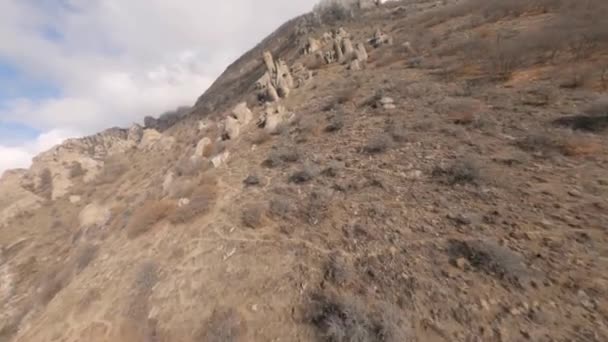 Vue aérienne paysages naturels étonnants célèbre mont Katyusha sous un ciel bleu clair le jour de l'été — Video