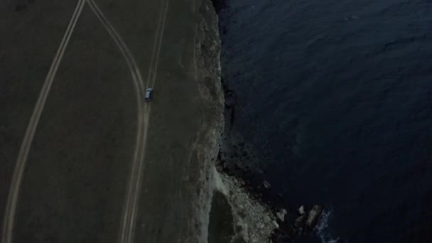 Tiro da elicottero movimento veloce suv auto cavalcando sulla cima della montagna costa — Video Stock
