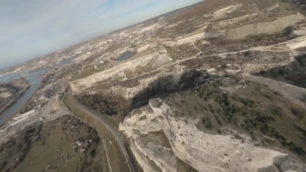 Rotation vue du dessus sac à dos photo aérienne debout sur le sommet de la haute montagne sur la ville touristique marine — Video