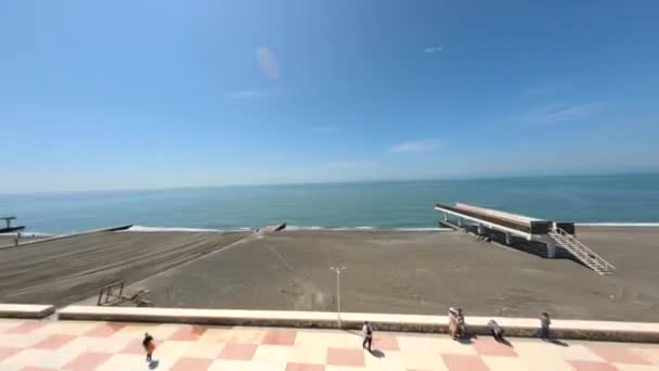 Tiro aéreo praia pública aterro no verão dia ensolarado paisagem costa do mar com turista — Vídeo de Stock