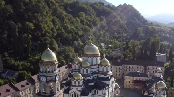 Aerial intorno colpo tradizionale bianco edificio religioso monastero con cupola d'oro — Video Stock