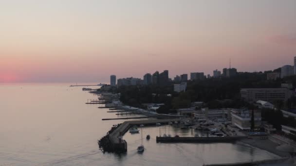 素晴らしい景色ヨットヘリコプターからのマリーナベイ撮影で港に近づく — ストック動画