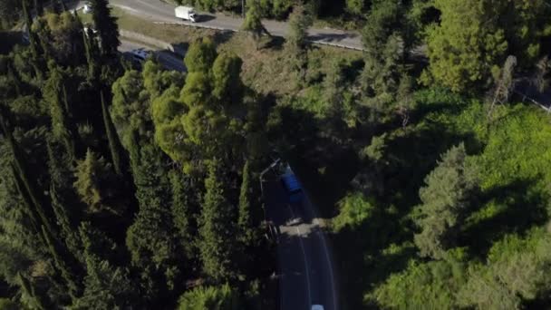 Widok z lotu ptaka niebieski autobus pasażerski jazda na asfalcie wysoka prędkość drogi piękne zielone drzewa leśne wsi — Wideo stockowe