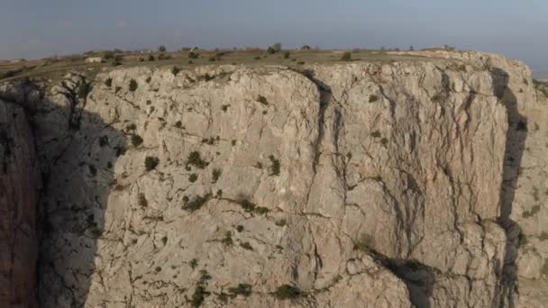 Plan panoramique aérien routard debout sur le sommet de la haute montagne au-dessus de la mer paysage succès inspiration — Video