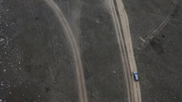 Vue aérienne à grande vitesse SUV auto équitation sur la route de campagne à prairie approche de la falaise — Video